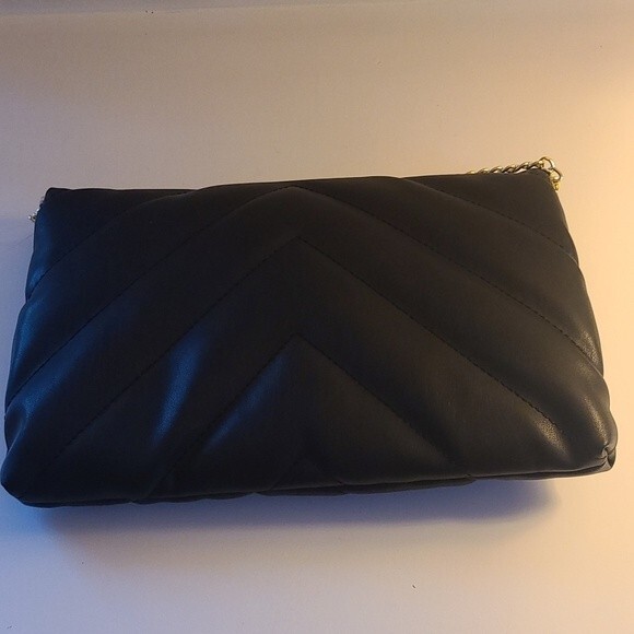 NWT- Women’s Quilted Chevron Design Crossbody or Clutch With Chain Strap - Picture 5 of 13